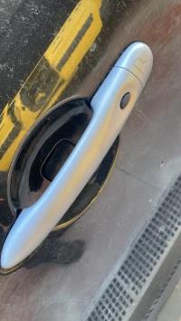 Poignee porte avant gauche