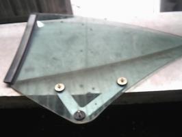 Ventanilla triangular trasera derecha