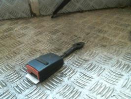 Attache ceinture avant droit