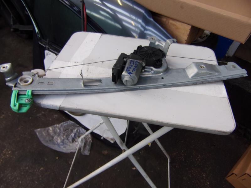 Leve vitre electrique avant droit