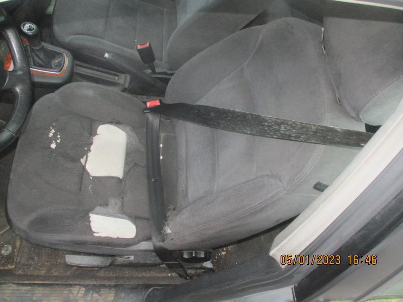Attache ceinture avant gauche