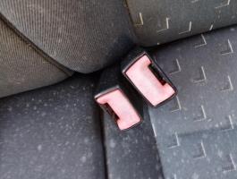 Attache ceinture arriere gauche