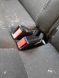 Attache ceinture arriere droit