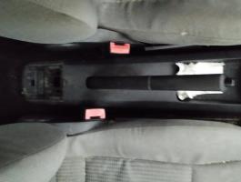 Attache ceinture avant gauche