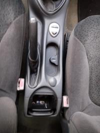 Attache ceinture avant gauche