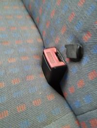 Attache ceinture arriere droit