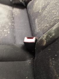 Attache ceinture arriere droit