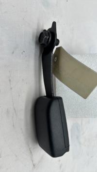 Attache ceinture avant droit
