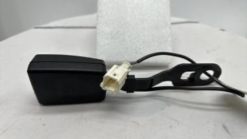 Attache ceinture avant gauche