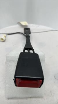 Attache ceinture avant gauche