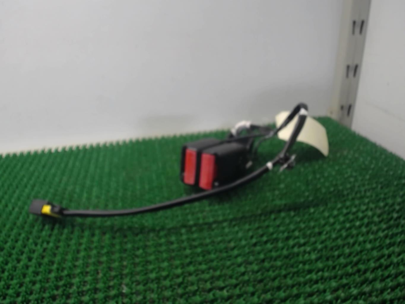 Attache ceinture arriere centrale