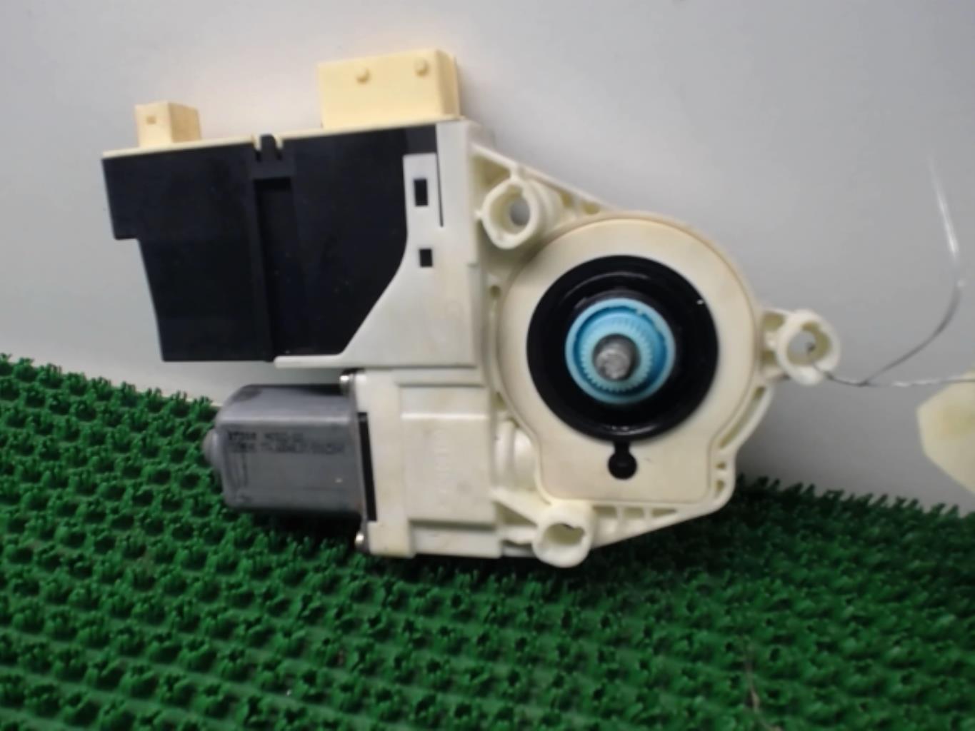 Moteur leve vitre avant gauche