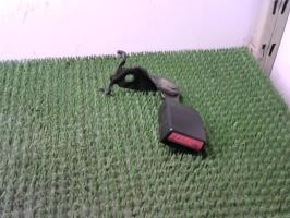 Attache ceinture arriere droit