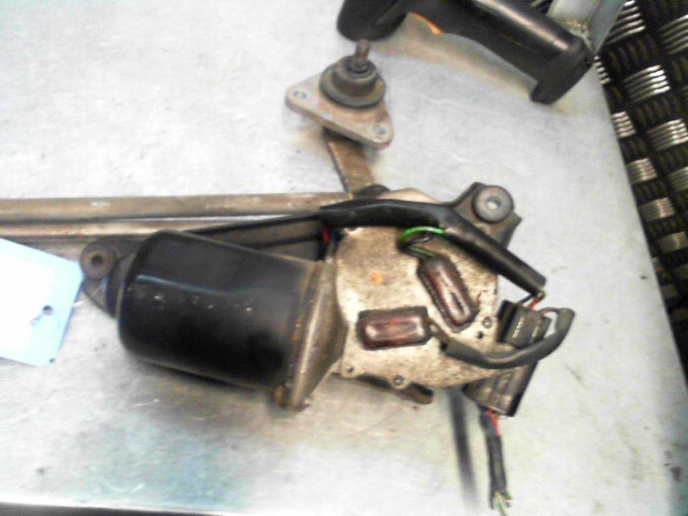 Moteur essuie glace avant