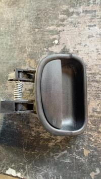 Poignee interieur porte laterale droite