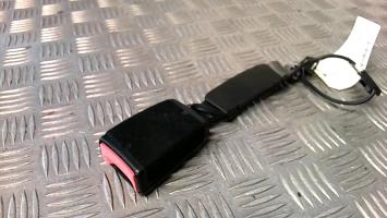 Attache ceinture avant droit