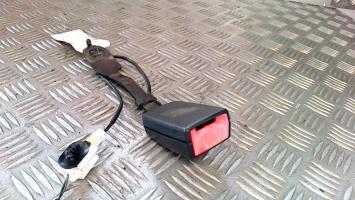 Attache ceinture avant droit