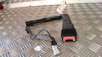 Attache ceinture avant gauche