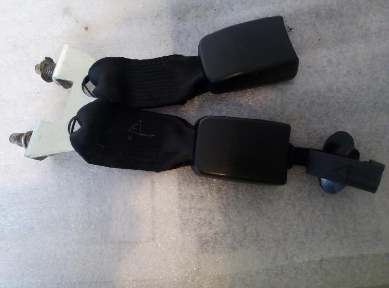 Attache ceinture arriere centrale