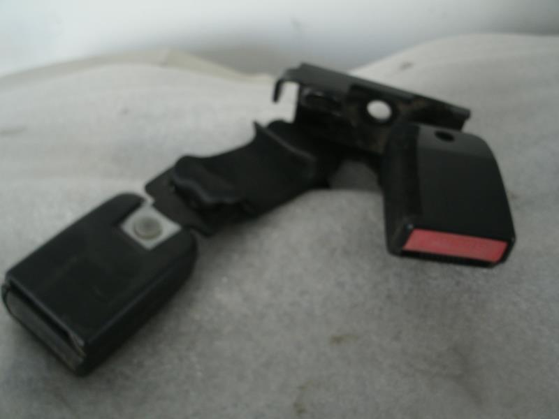 Attache ceinture arriere droit