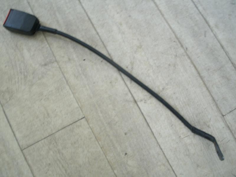 Attache ceinture avant gauche