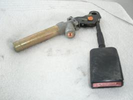 Attache ceinture avant gauche