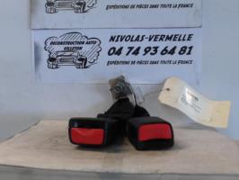 Attache ceinture arriere centrale