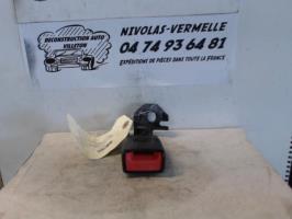 Attache ceinture arriere droit