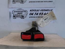 Attache ceinture arriere droit