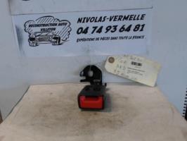 Attache ceinture arriere droit