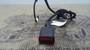 Attache ceinture avant droit