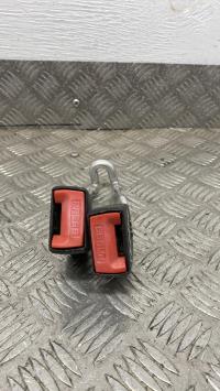 Attache ceinture arriere centrale
