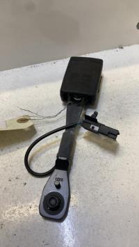 Attache ceinture avant droit