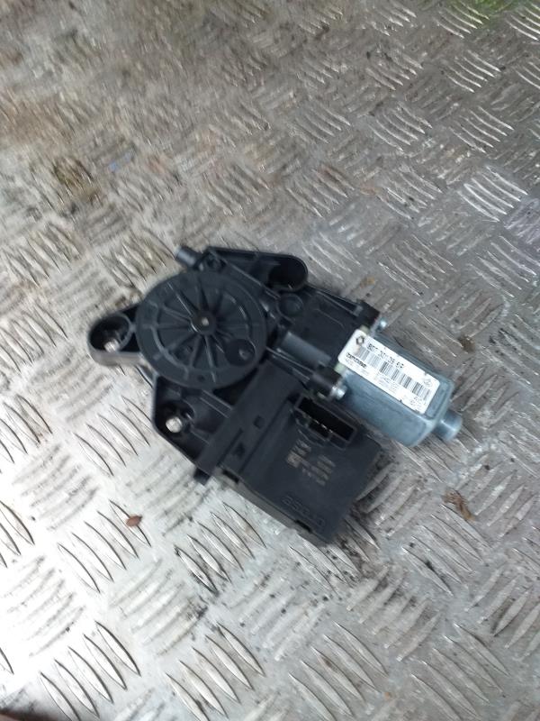 Moteur leve vitre avant droit