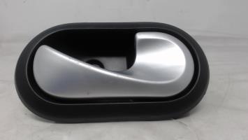 Poignee porte avant gauche