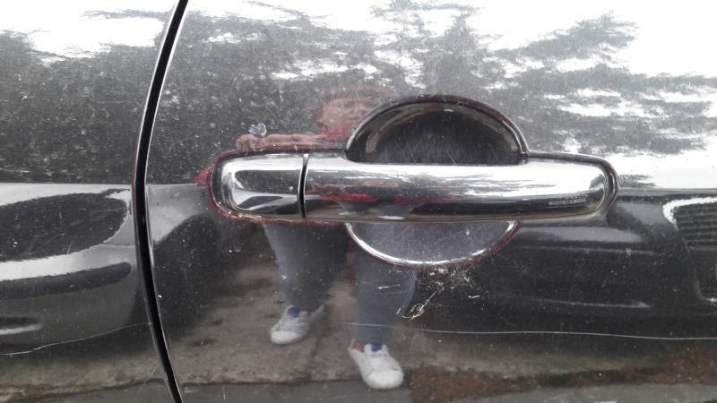 Poignee porte avant droit