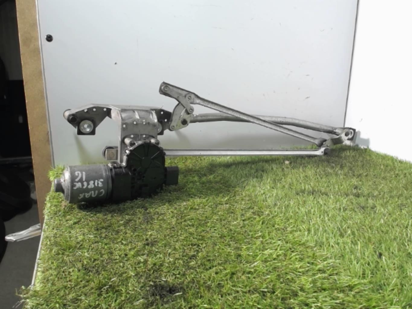Moteur essuie glace avant