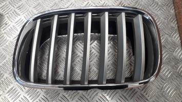 Grille de calandre gauche