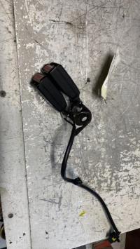 Attache ceinture arriere centrale