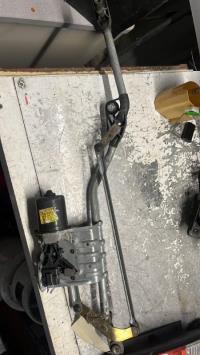 Moteur essuie glace avant