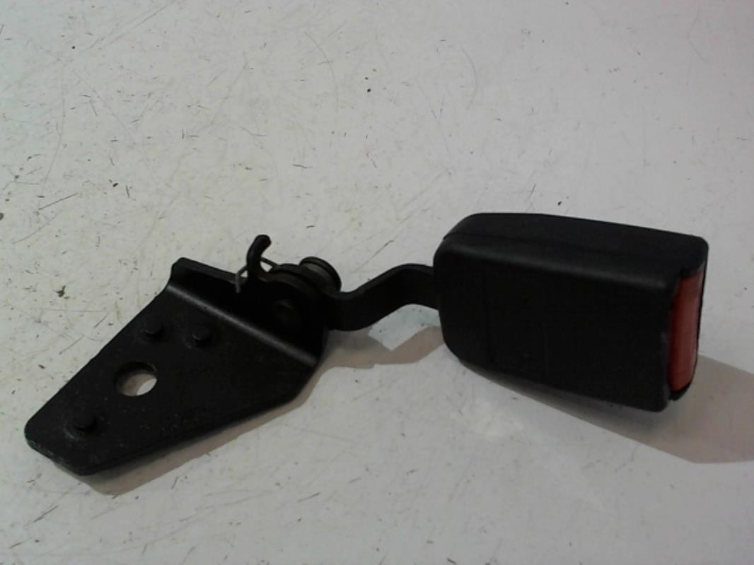 Attache ceinture arriere droit