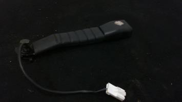 Attache ceinture avant gauche