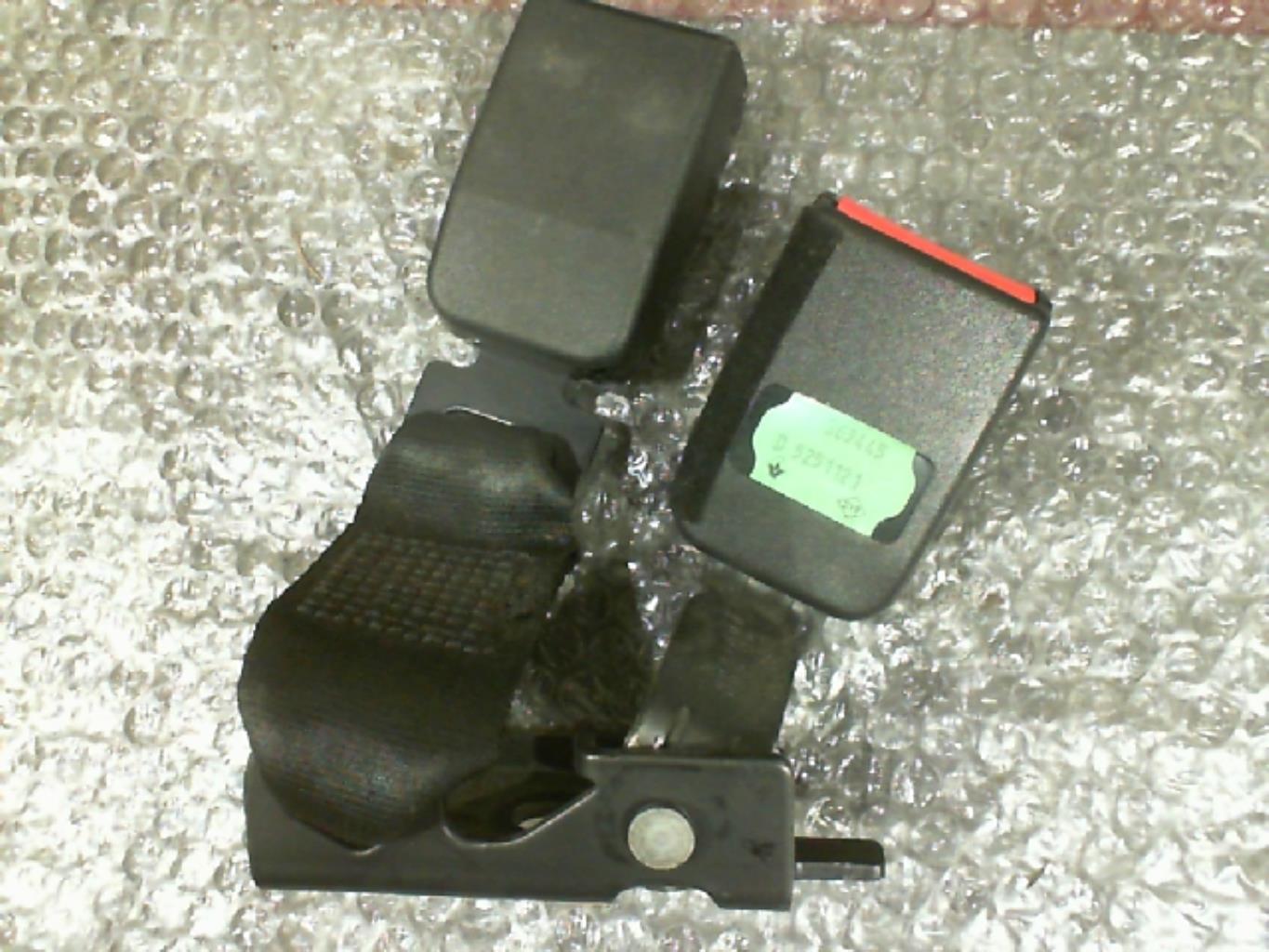 Attache ceinture arriere droit