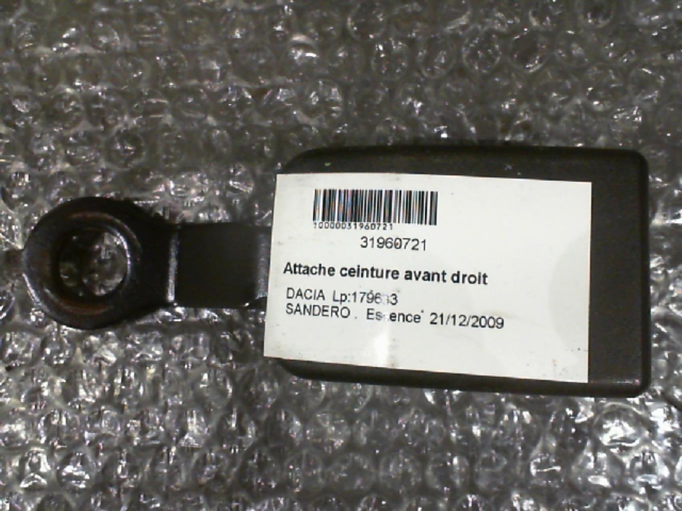 Attache ceinture avant droit