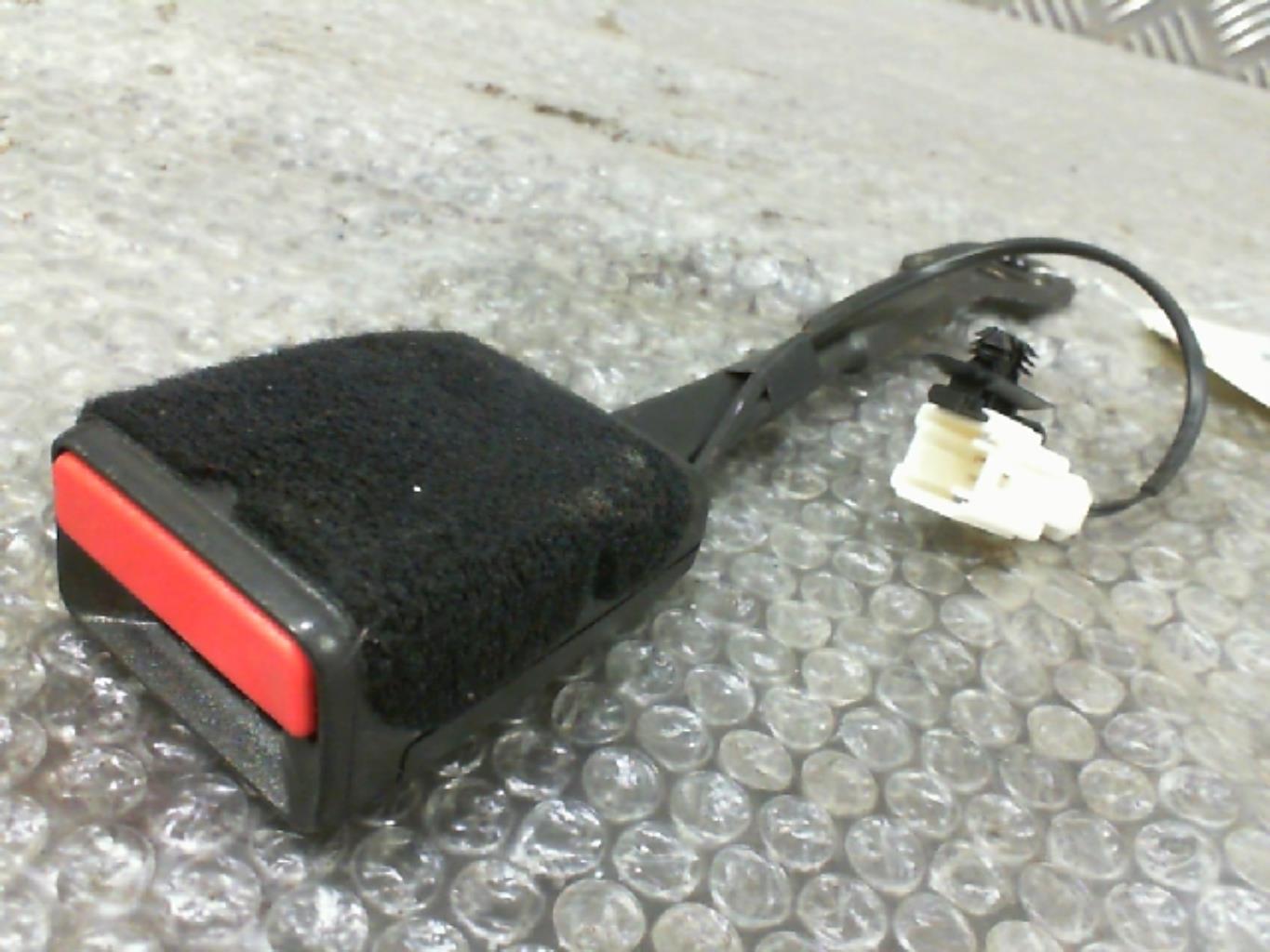 Attache ceinture avant droit