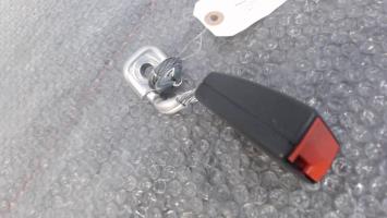 Attache ceinture arriere droit