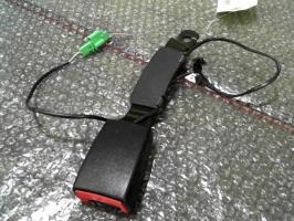 Attache ceinture avant gauche