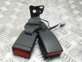 Attache ceinture arriere droit