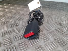 Attache ceinture avant gauche