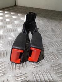 Attache ceinture arriere droit